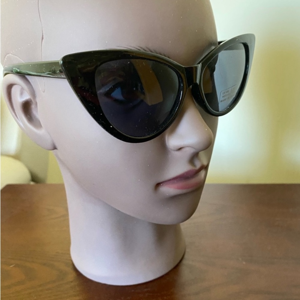 NEW WOMENS BLACK CATEYE SUNGLASSES - Picture 1 of 2